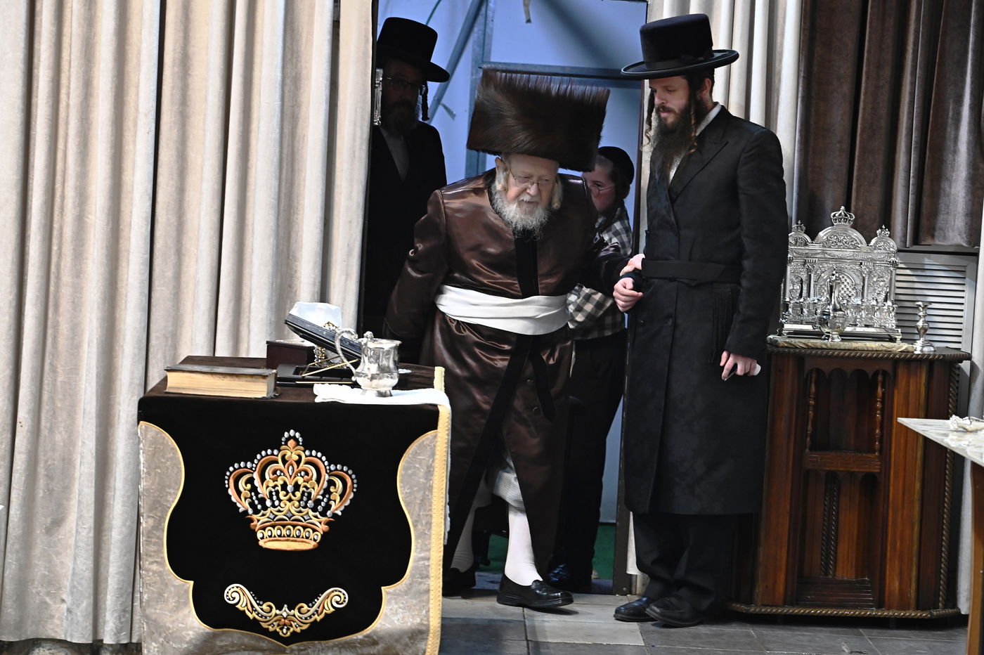 האדמו"ר מקרעטשניף בהדלקת נרות חנוכה