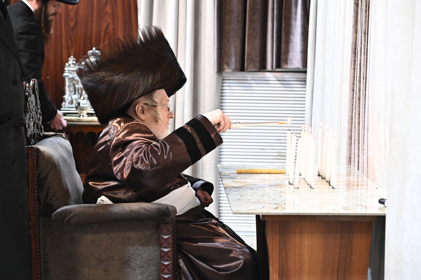 האדמו"ר מקרעטשניף בהדלקת נרות חנוכה