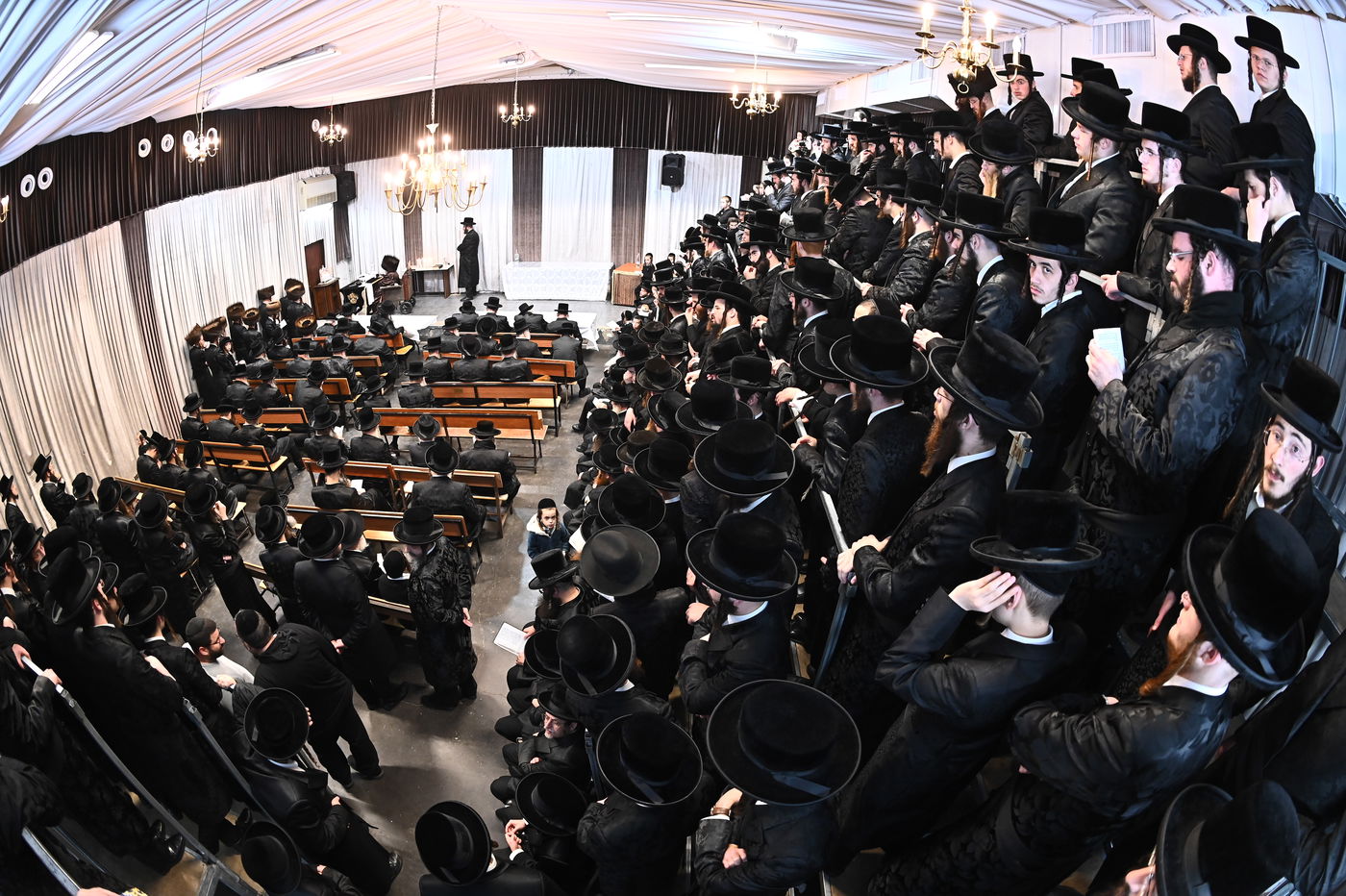 האדמו"ר מקרעטשניף בהדלקת נרות חנוכה