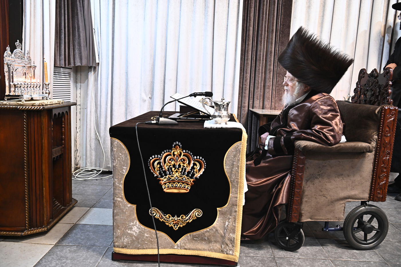 האדמו"ר מקרעטשניף בהדלקת נרות חנוכה