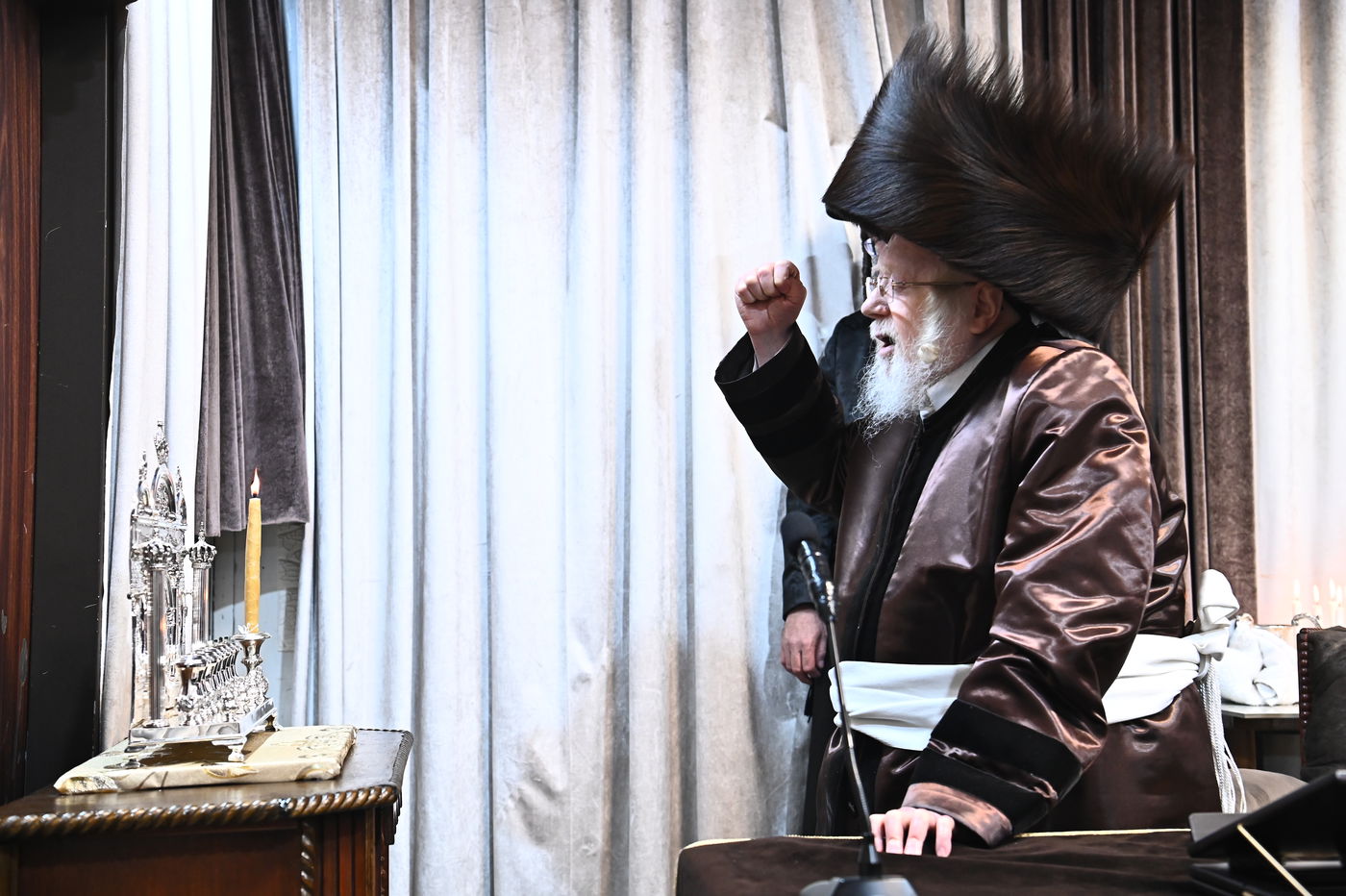 האדמו"ר מקרעטשניף בהדלקת נרות חנוכה