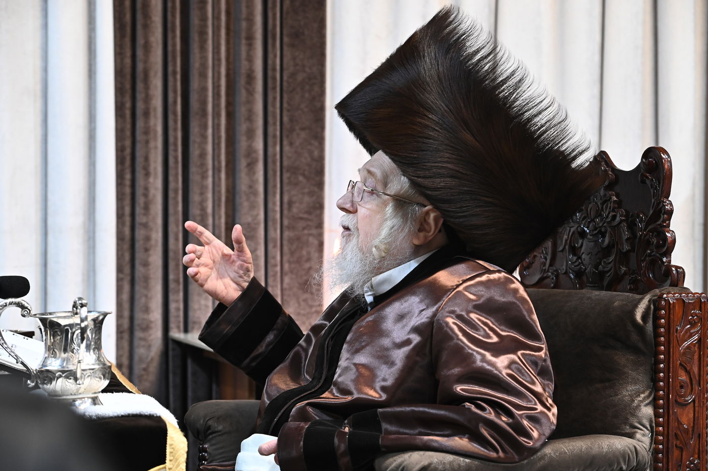 האדמו"ר מקרעטשניף בהדלקת נרות חנוכה