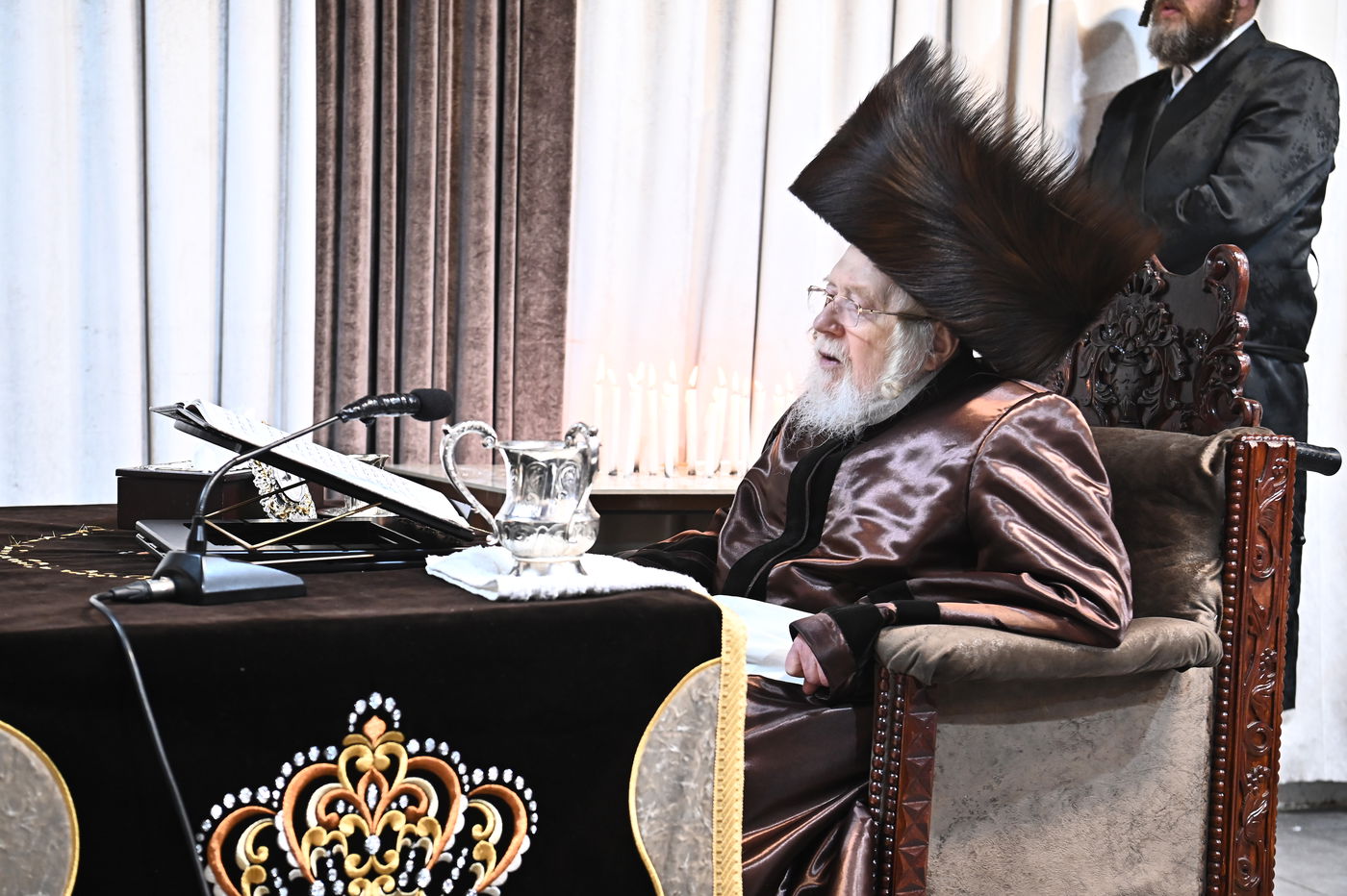 האדמו"ר מקרעטשניף בהדלקת נרות חנוכה