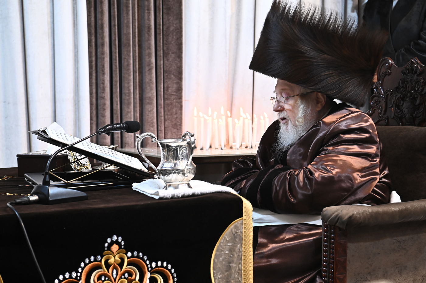 האדמו"ר מקרעטשניף בהדלקת נרות חנוכה