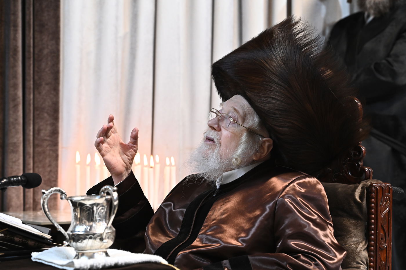 האדמו"ר מקרעטשניף בהדלקת נרות חנוכה