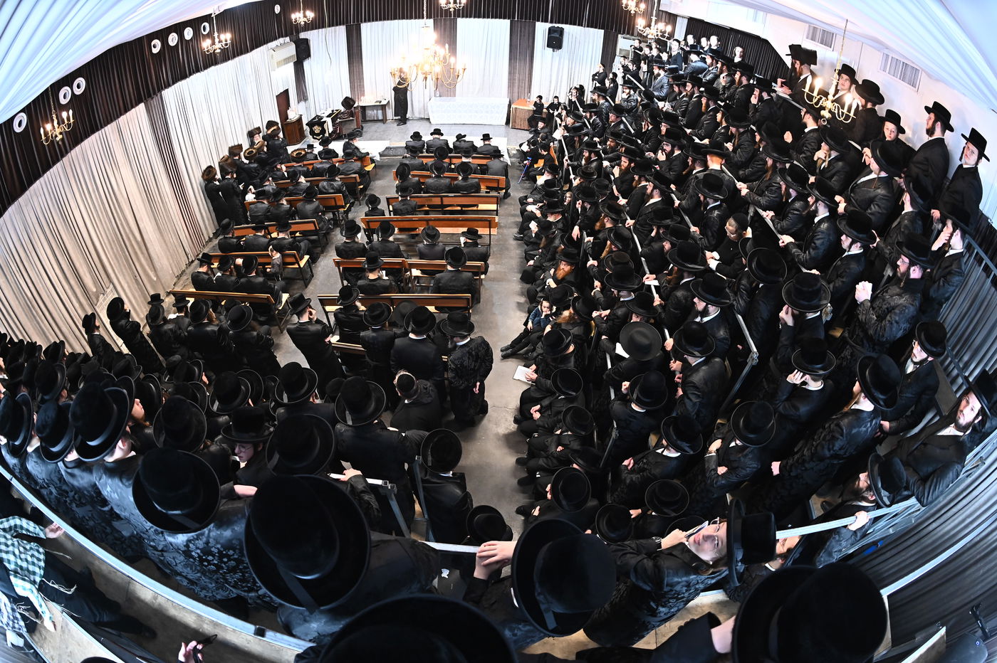 האדמו"ר מקרעטשניף בהדלקת נרות חנוכה