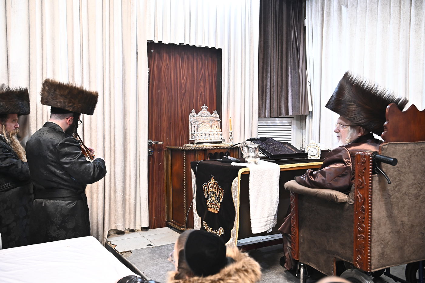 האדמו"ר מקרעטשניף בהדלקת נרות חנוכה