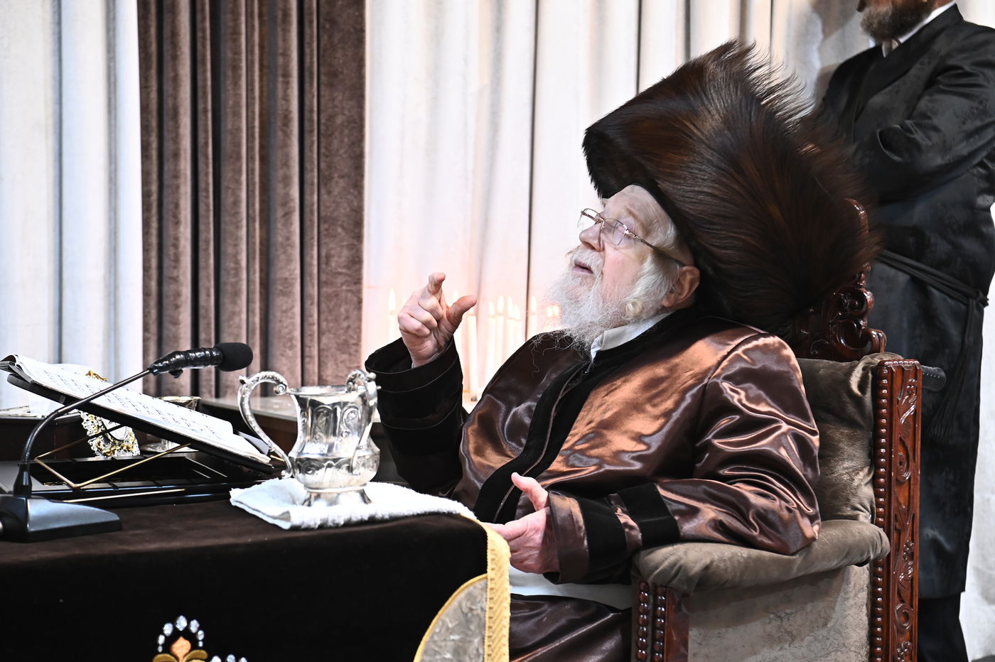 האדמו"ר מקרעטשניף בהדלקת נרות חנוכה