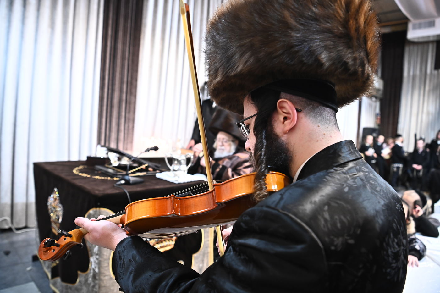 האדמו"ר מקרעטשניף בהדלקת נרות חנוכה