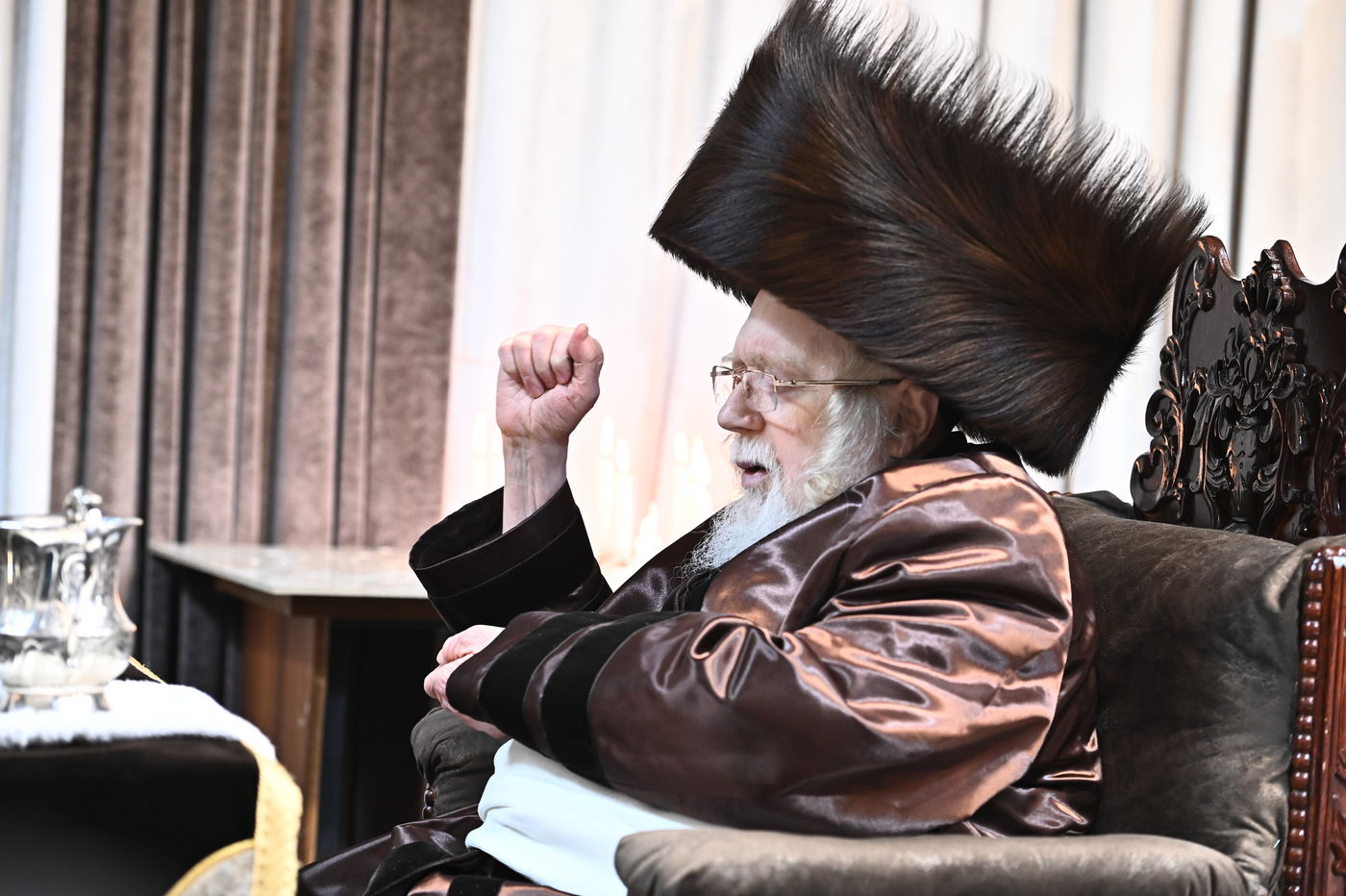 האדמו"ר מקרעטשניף בהדלקת נרות חנוכה