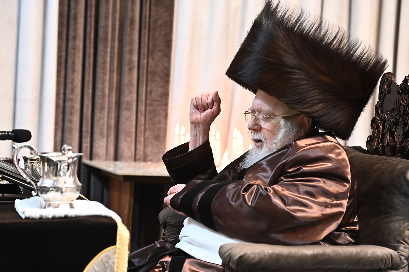 האדמו"ר מקרעטשניף בהדלקת נרות חנוכה