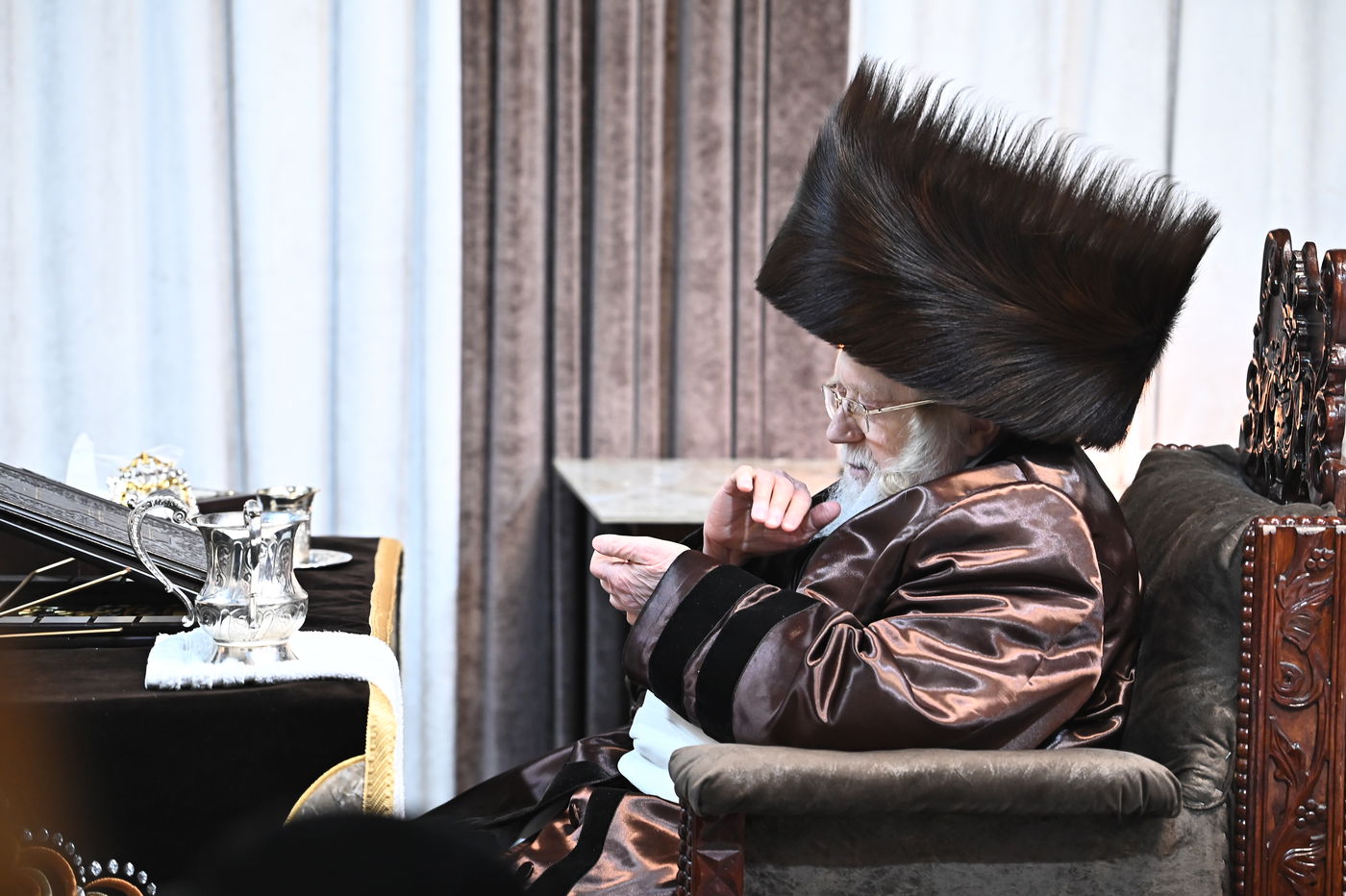 האדמו"ר מקרעטשניף בהדלקת נרות חנוכה