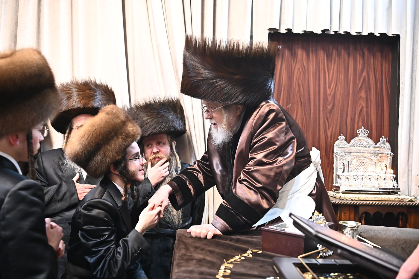 האדמו"ר מקרעטשניף בהדלקת נרות חנוכה