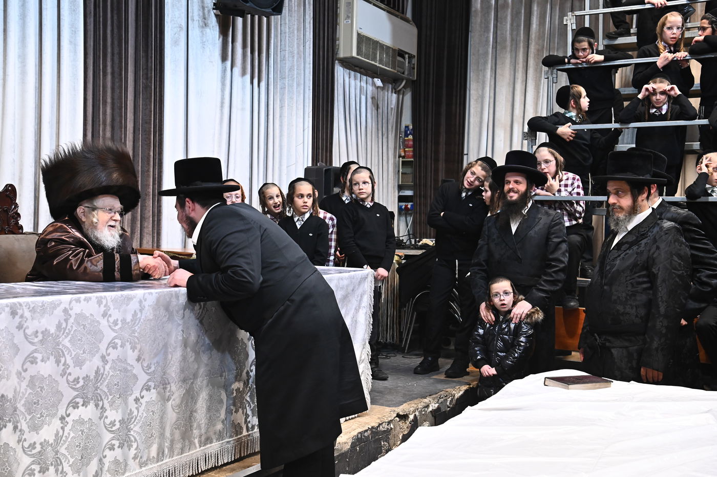 האדמו"ר מקרעטשניף בהדלקת נרות חנוכה