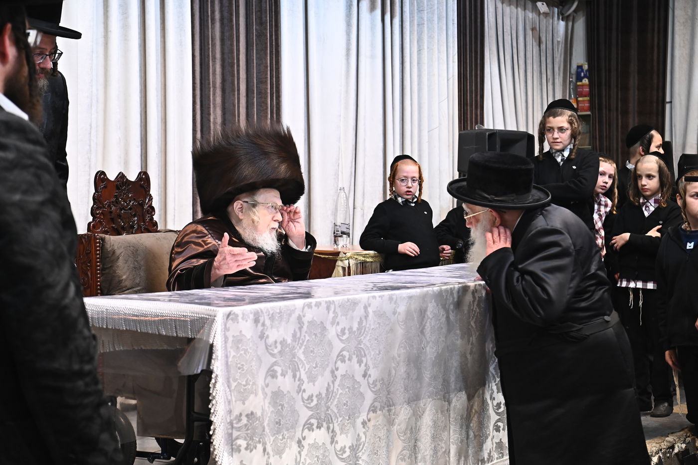 האדמו"ר מקרעטשניף בהדלקת נרות חנוכה