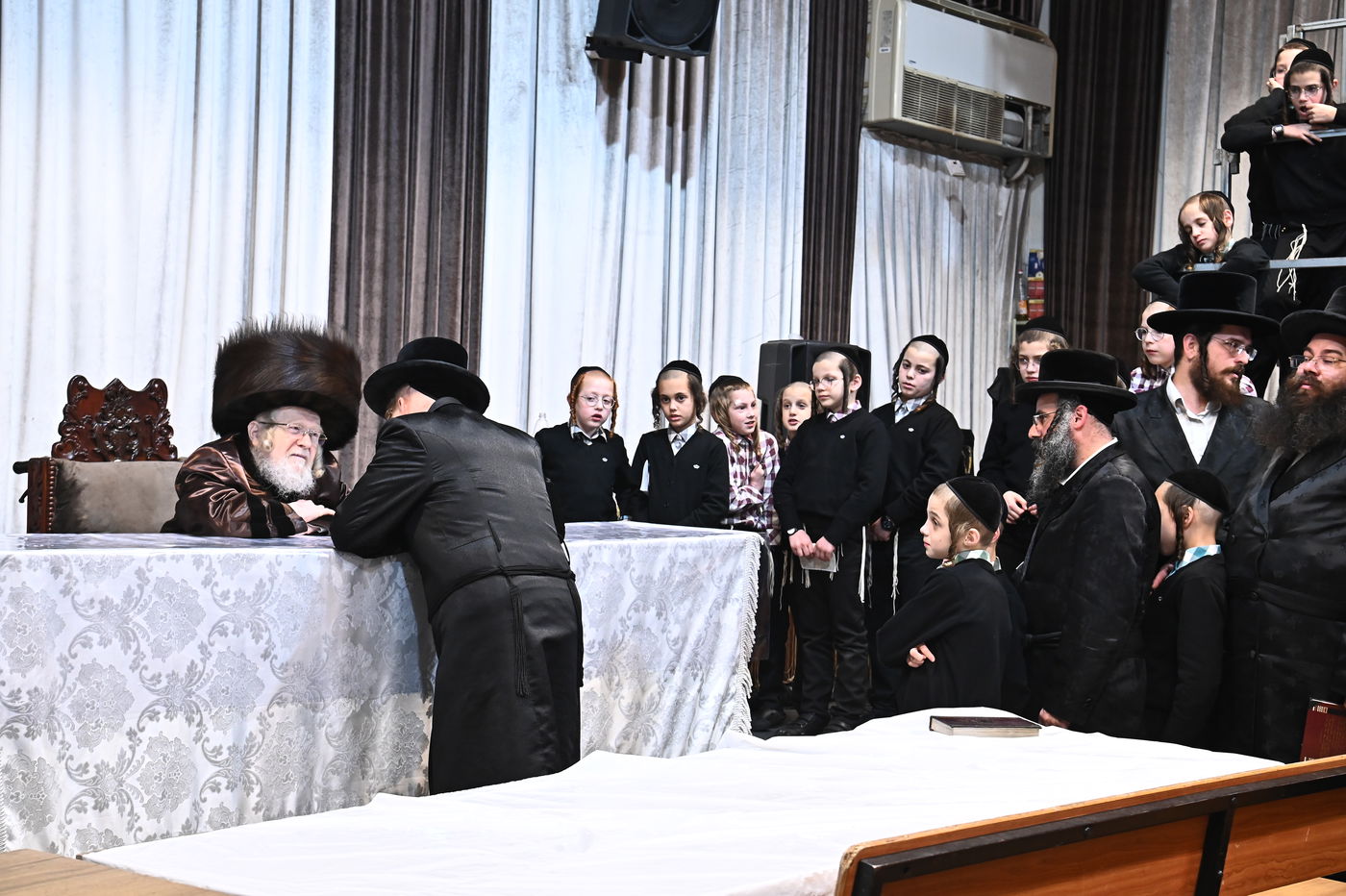 האדמו"ר מקרעטשניף בהדלקת נרות חנוכה