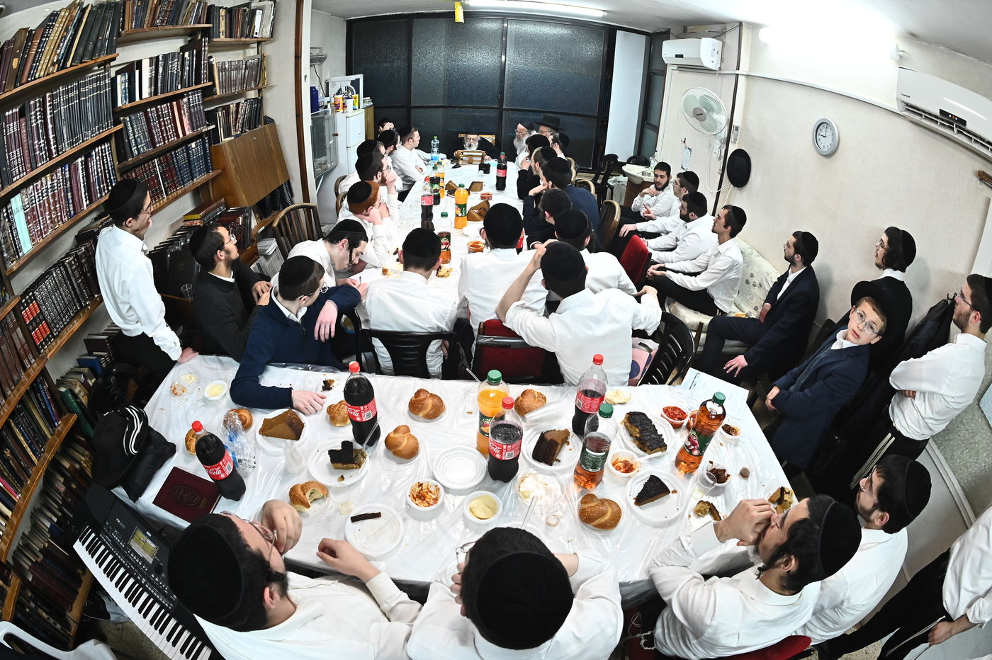 מסיבת חנוכה אצל הגר"מ גריינמן