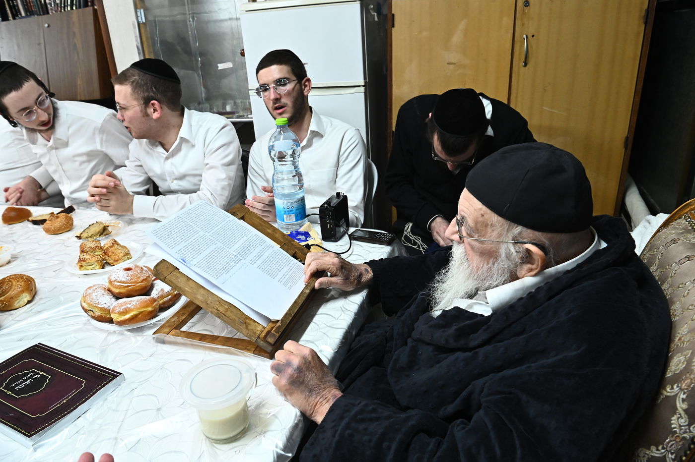 מסיבת חנוכה אצל הגר"מ גריינמן