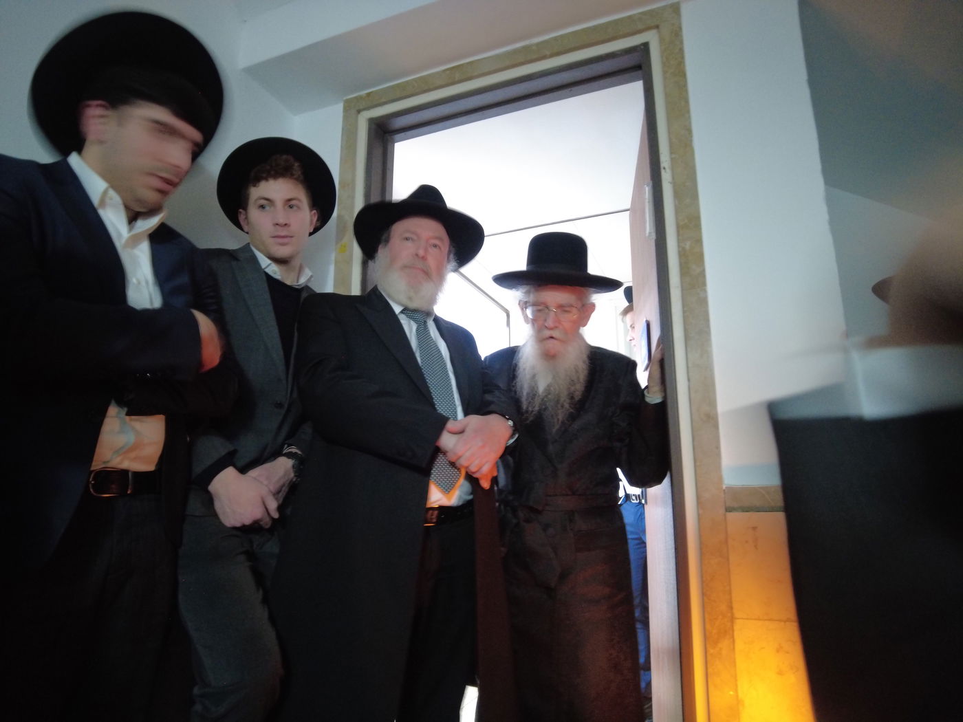 הגאון רבי אורי וייסבלום בהדלקת נרות חנוכה