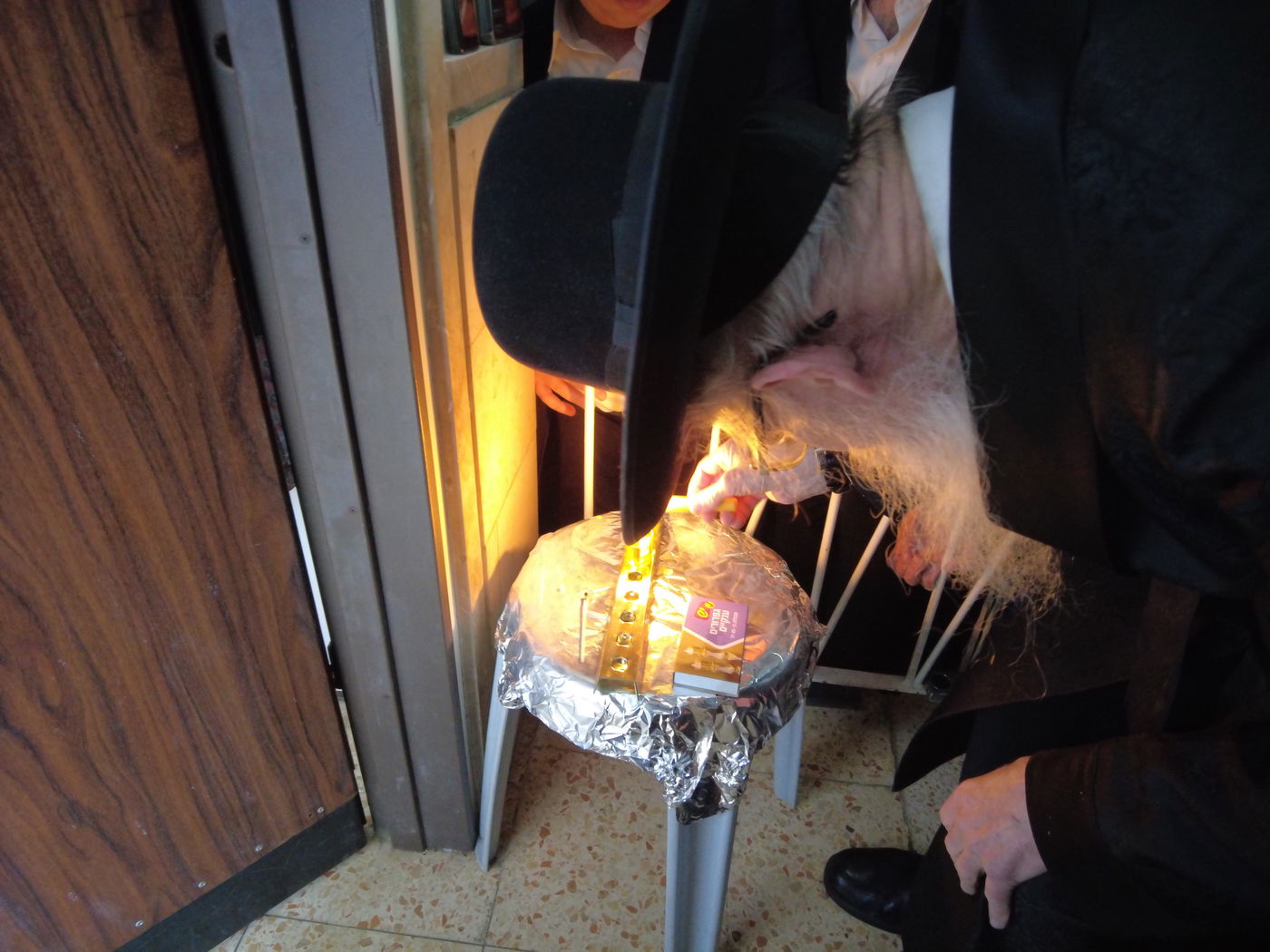 הגאון רבי אורי וייסבלום בהדלקת נרות חנוכה