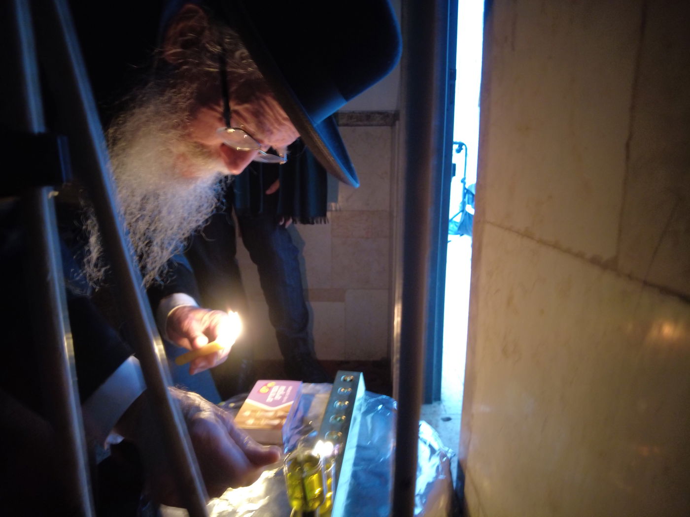 הגאון רבי אורי וייסבלום בהדלקת נרות חנוכה