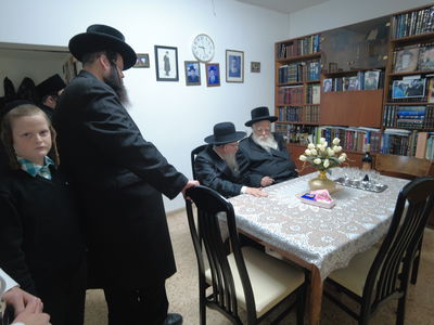 הגאון רבי אורי וייסבלום בהדלקת נרות חנוכה