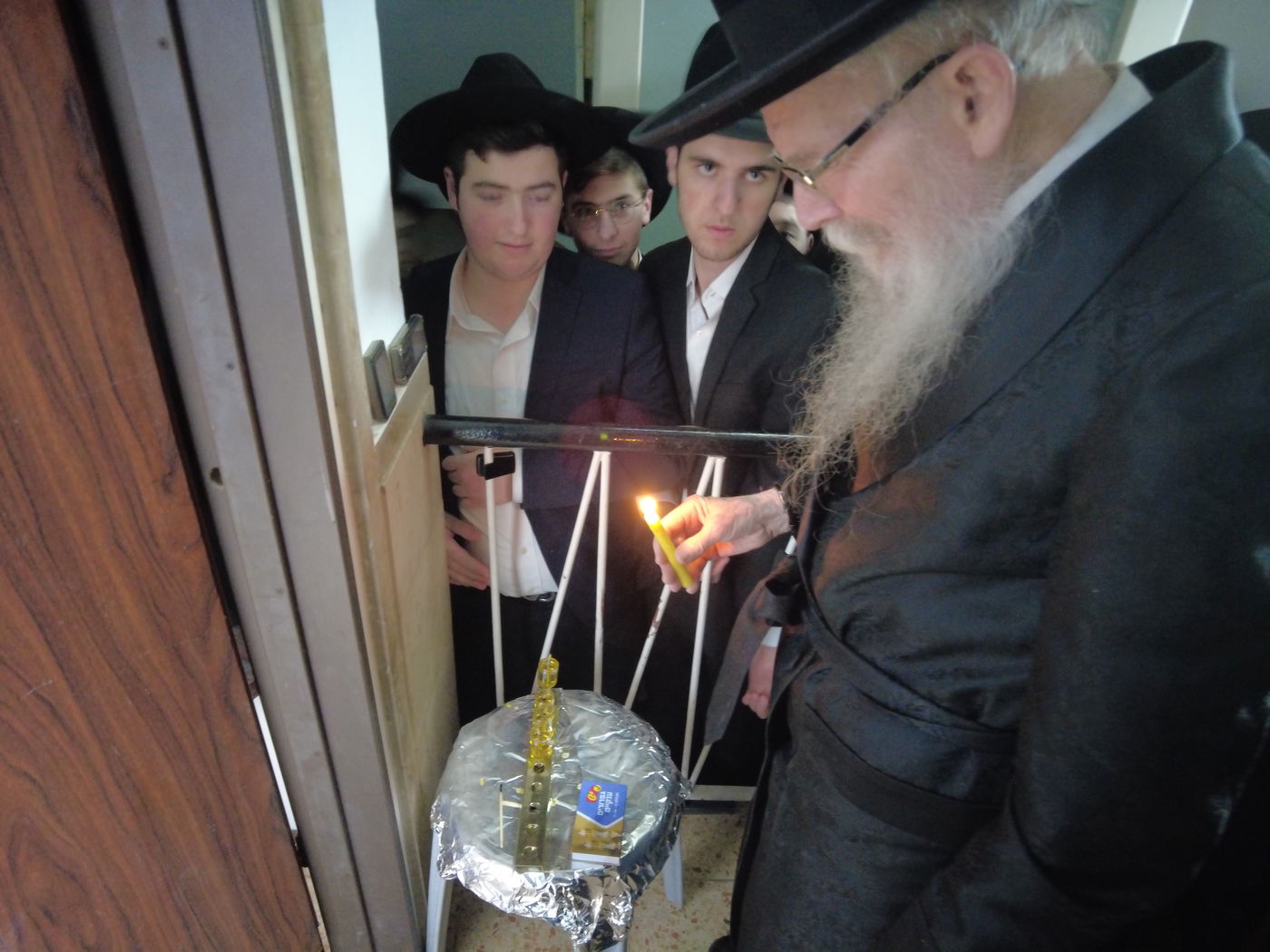 הגאון רבי אורי וייסבלום בהדלקת נרות חנוכה