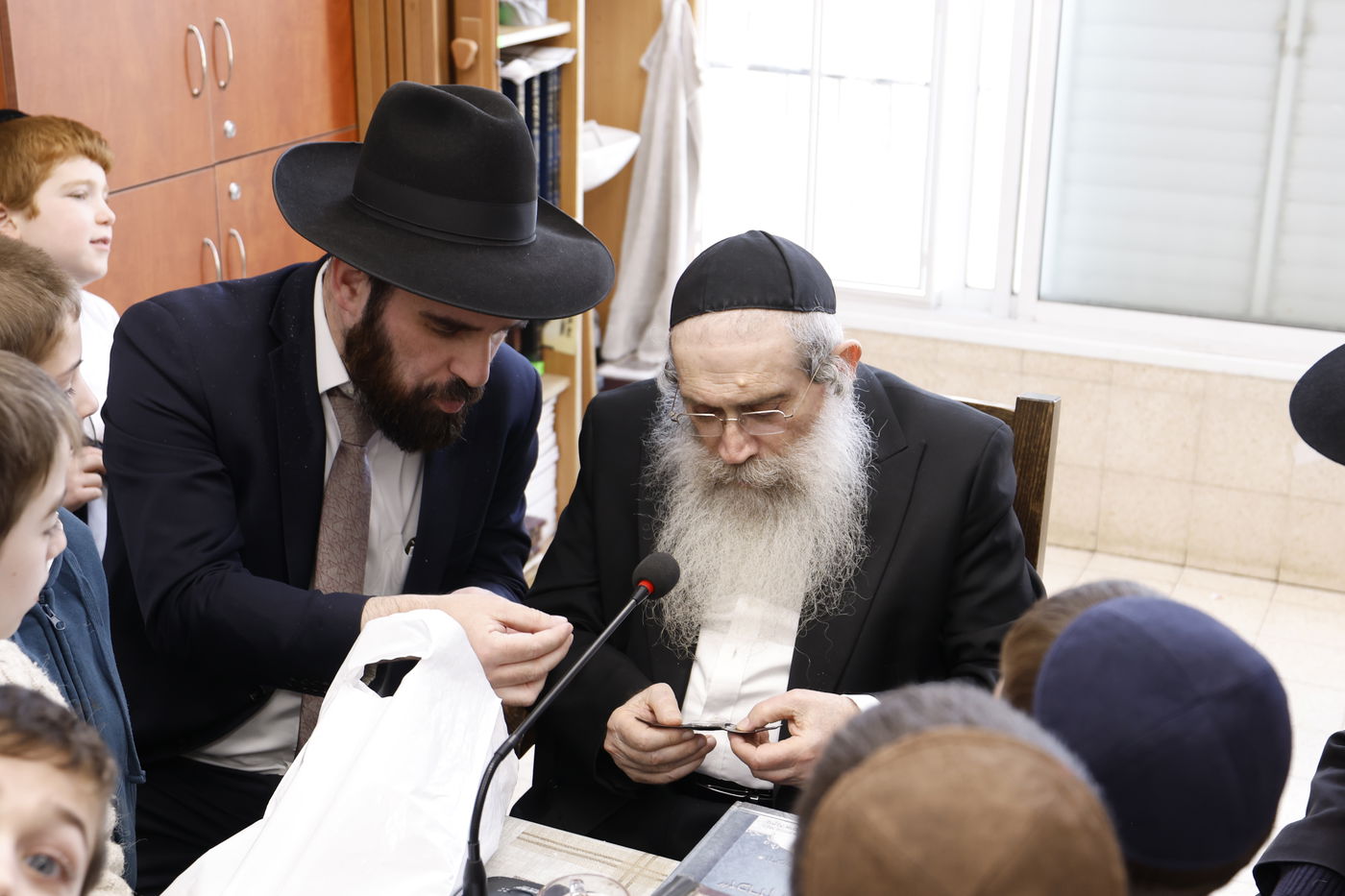 הגאון רבי שרגא שטיינמן במבחן וחלוקת דמי חנוכה לילדי ת"ת 'מרכז'