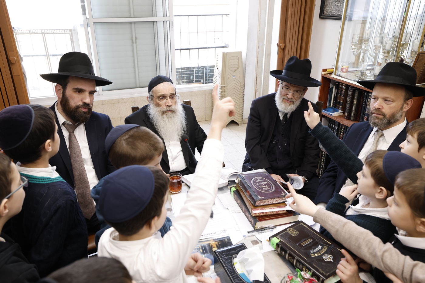 הגאון רבי שרגא שטיינמן במבחן וחלוקת דמי חנוכה לילדי ת"ת 'מרכז'