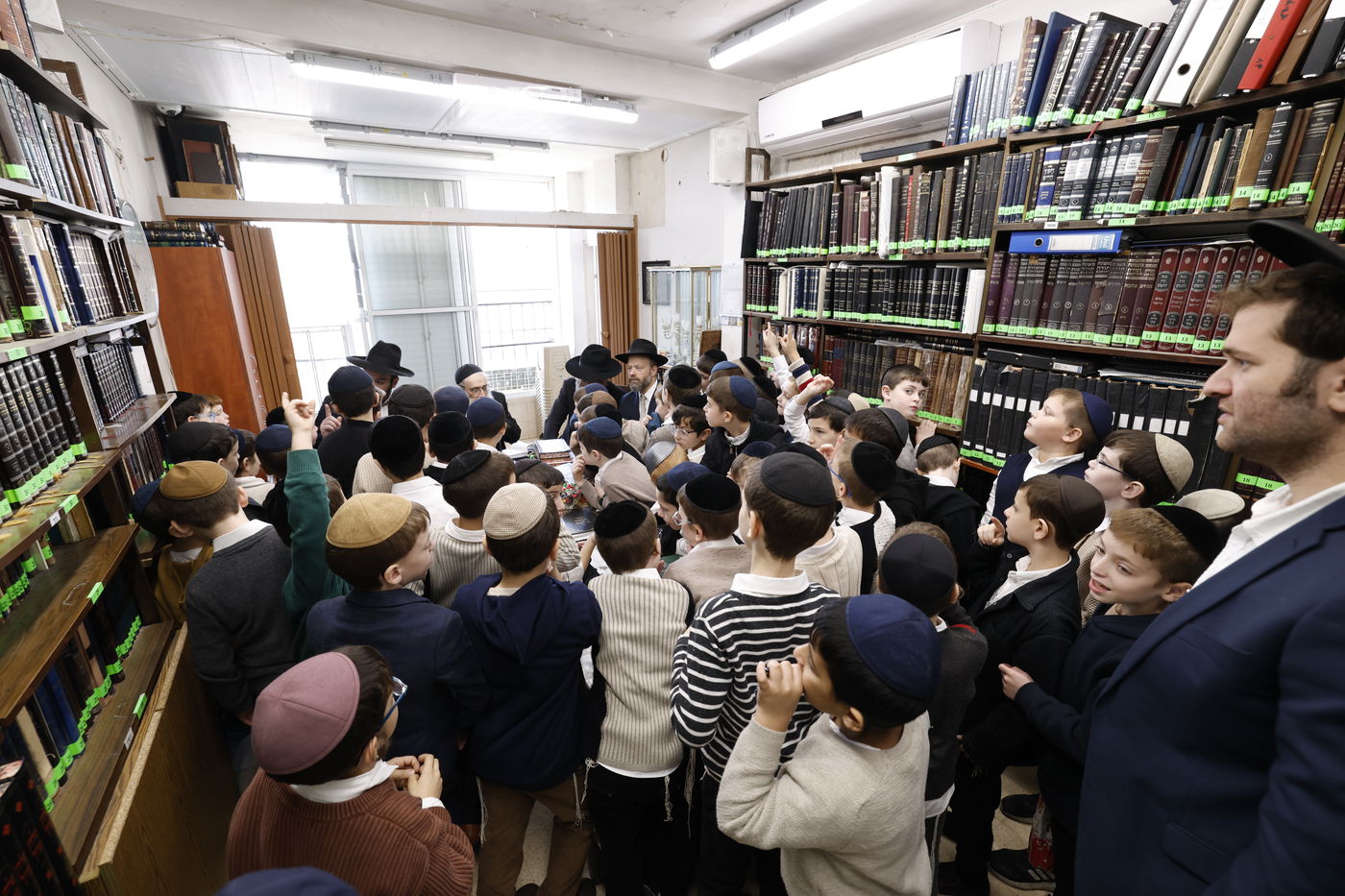 הגאון רבי שרגא שטיינמן במבחן וחלוקת דמי חנוכה לילדי ת"ת 'מרכז'