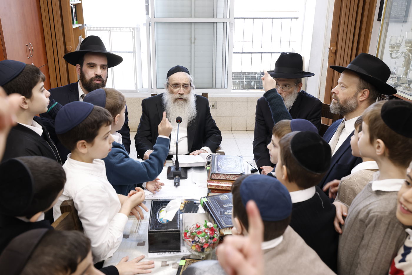 הגאון רבי שרגא שטיינמן במבחן וחלוקת דמי חנוכה לילדי ת"ת 'מרכז'