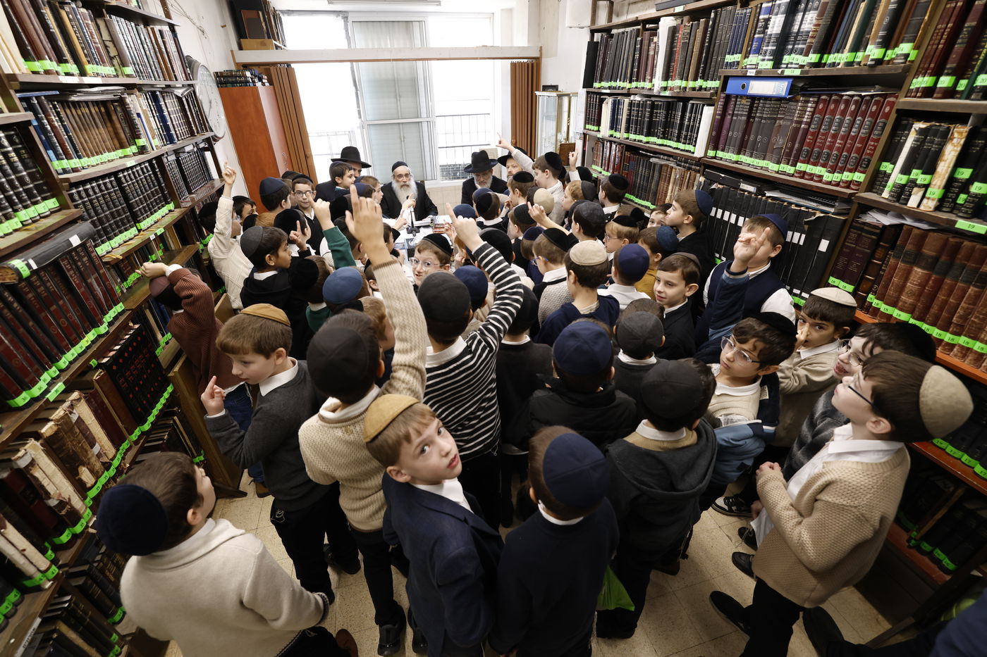 הגאון רבי שרגא שטיינמן במבחן וחלוקת דמי חנוכה לילדי ת"ת 'מרכז'