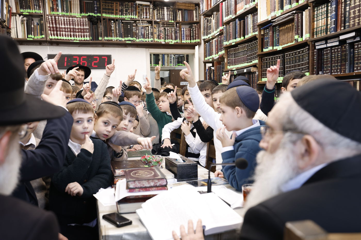 הגאון רבי שרגא שטיינמן במבחן וחלוקת דמי חנוכה לילדי ת"ת 'מרכז'