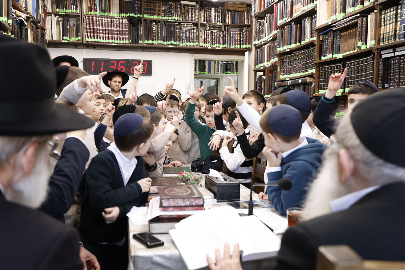 הגאון רבי שרגא שטיינמן במבחן וחלוקת דמי חנוכה לילדי ת"ת 'מרכז'