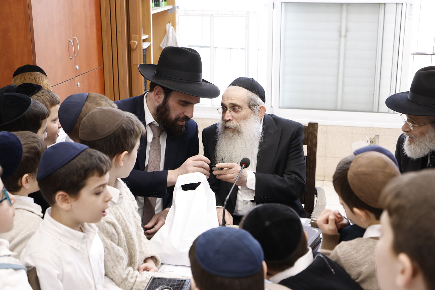 הגאון רבי שרגא שטיינמן במבחן וחלוקת דמי חנוכה לילדי ת"ת 'מרכז'