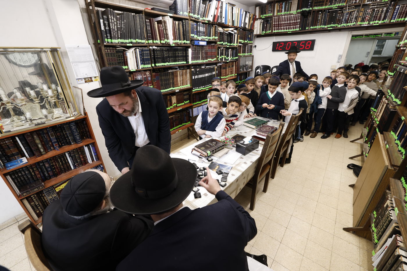 הגאון רבי שרגא שטיינמן במבחן וחלוקת דמי חנוכה לילדי ת"ת 'מרכז'