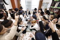 הגאון רבי שרגא שטיינמן במבחן וחלוקת דמי חנוכה לילדי ת"ת 'מרכז'