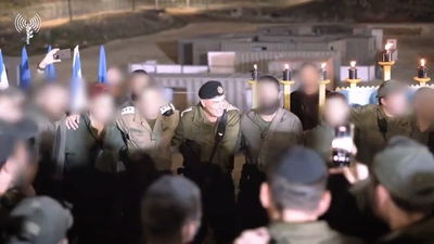 החיילים החרדים הדליקו נר שמיני עם הרמטכ"ל ופצחו עימו בריקוד סוער | תיעוד