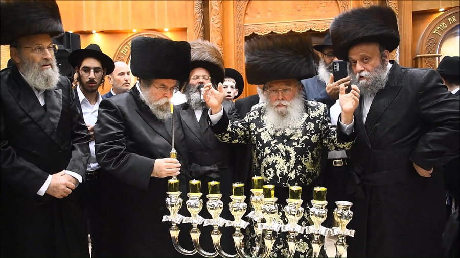 הדלקת נרות חנוכה בחצה"ק מישקולץ