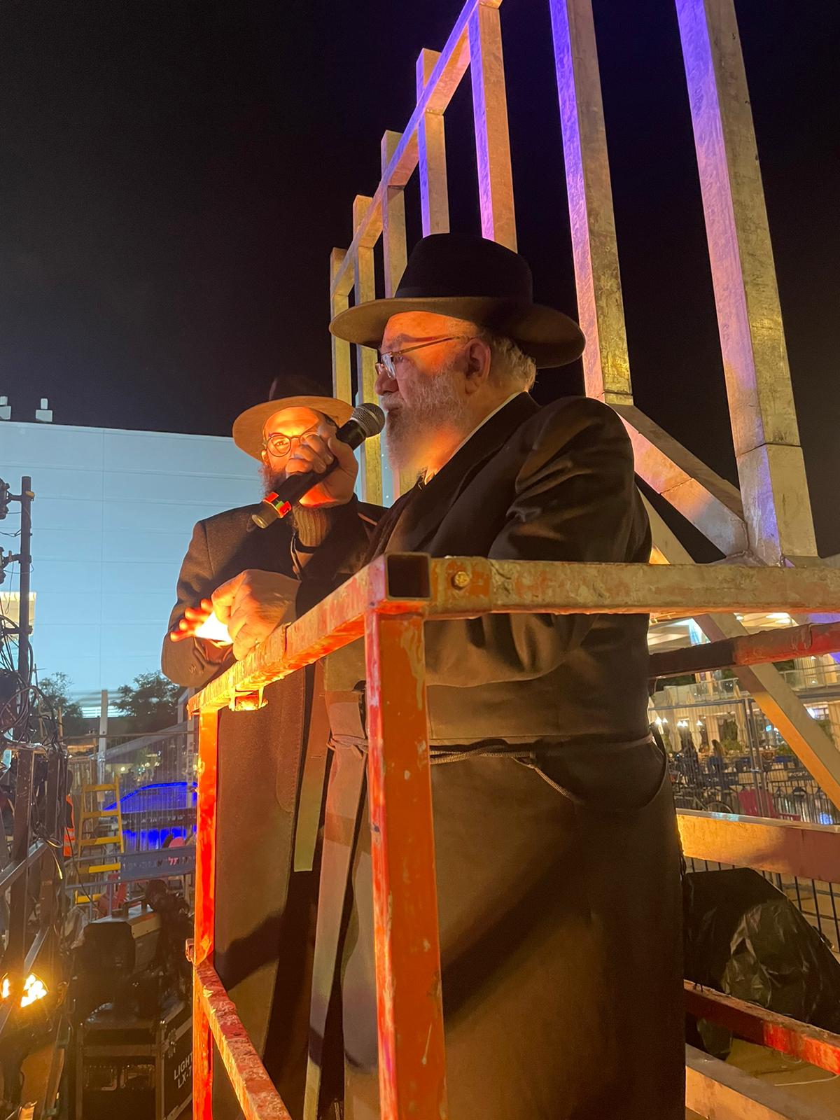 כשחנוכייה הוצבה בכיכר התל אביבית שבה נערכות ההפגנות הגדולות | צפו