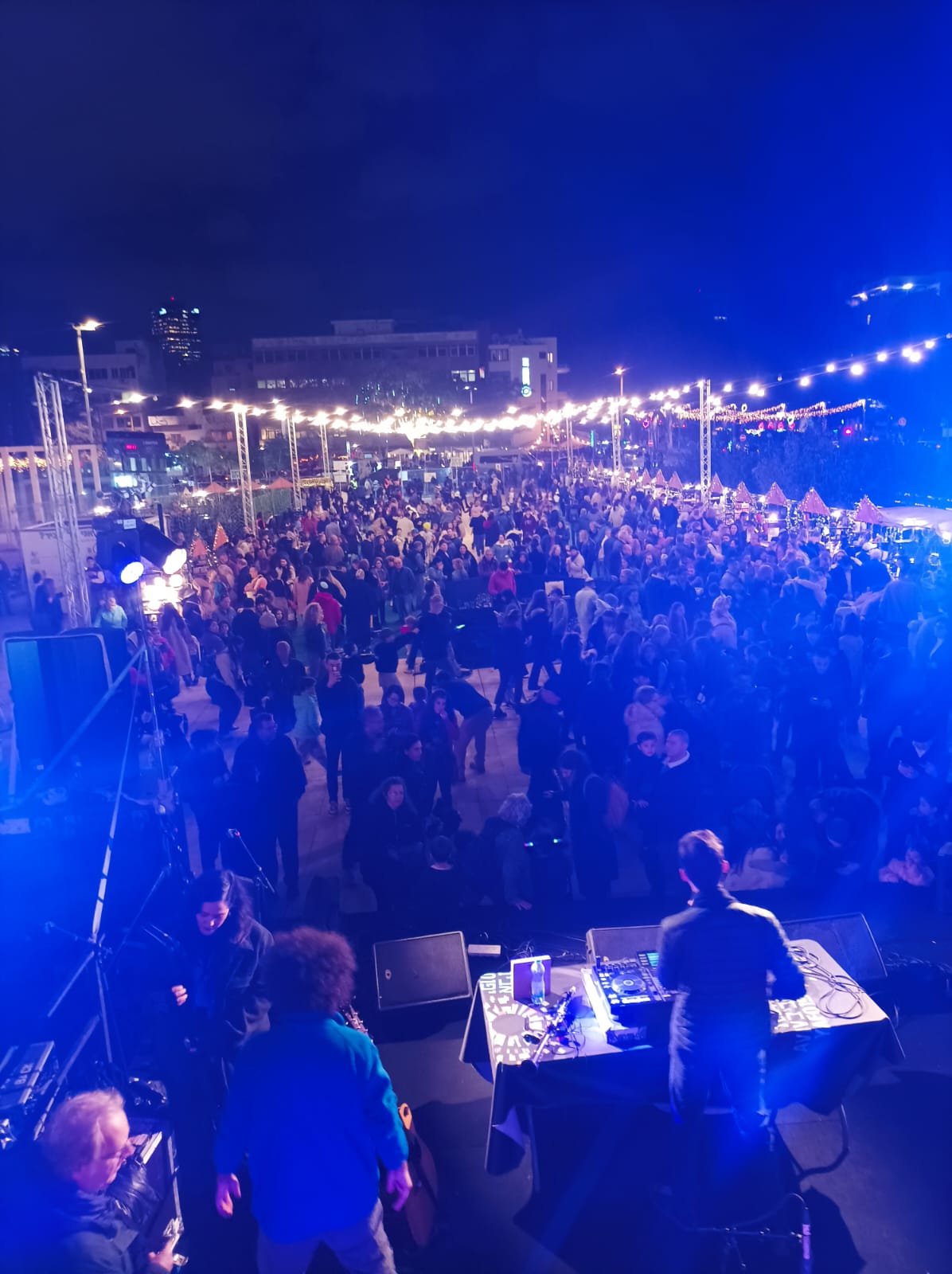 כשחנוכייה הוצבה בכיכר התל אביבית שבה נערכות ההפגנות הגדולות | צפו