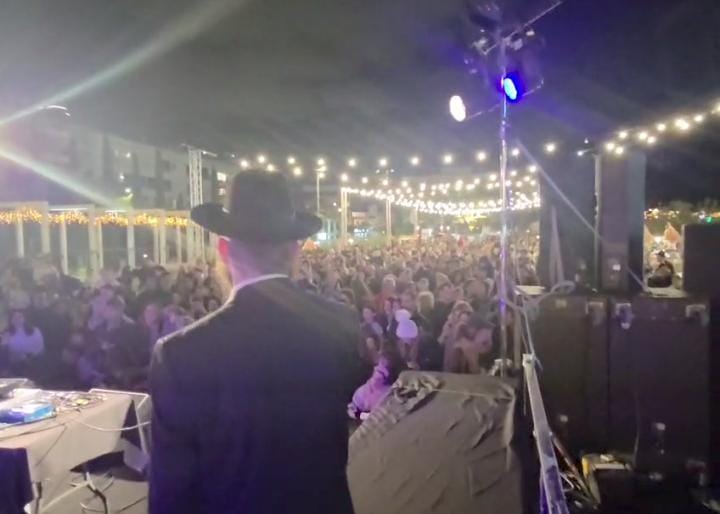 כשחנוכייה הוצבה בכיכר התל אביבית שבה נערכות ההפגנות הגדולות | צפו