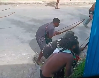 עם חיצים וקשת: קרב השבטים בפפואה גינאה החדשה מטריף את הרשת | צפו