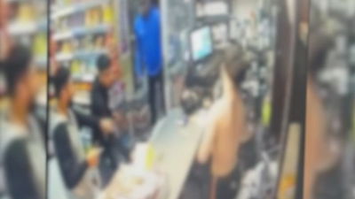 בגלל ויכוח על כריך 'טוסט': הריב בחנות יצא משליטה, המוכר הותקף | צפו