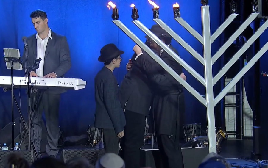 בני משפחתו של השליח במעמד ההדלקה
