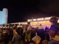 כשחנוכייה הוצבה בכיכר התל אביבית שבה נערכות ההפגנות הגדולות | צפו