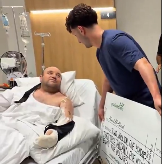 אחמד אל-אחמד -מקבל את הצ'ק