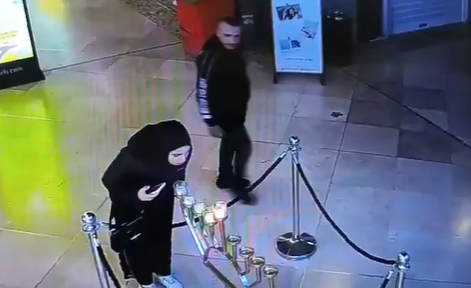 האישה מכבה בקניון