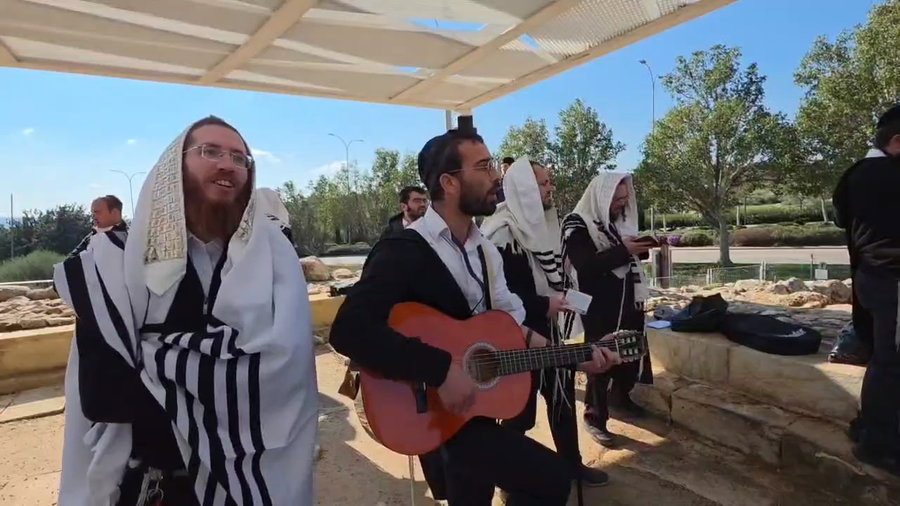 חנוכה בבית הכנסת העתיק אום אל-עומדן שבמודיעין