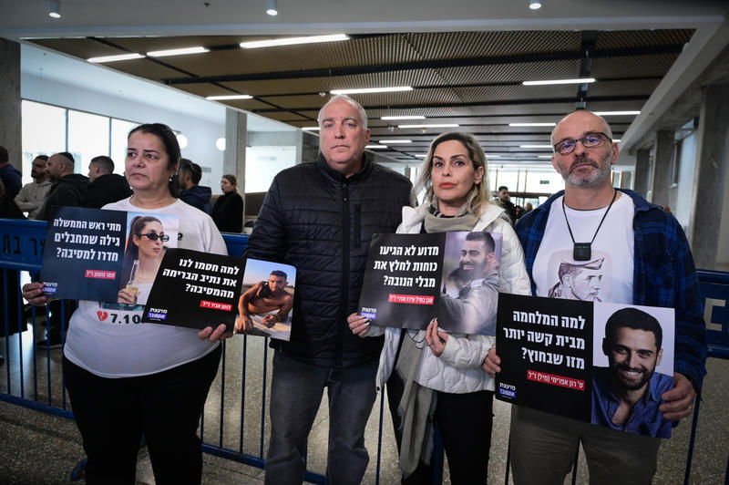 משפחות שכולות בבית משפט המחוזי, אחרי שהורחקו מדיון במשפט נתניהו, אוחזות בשלטי מועצת אוקטובר